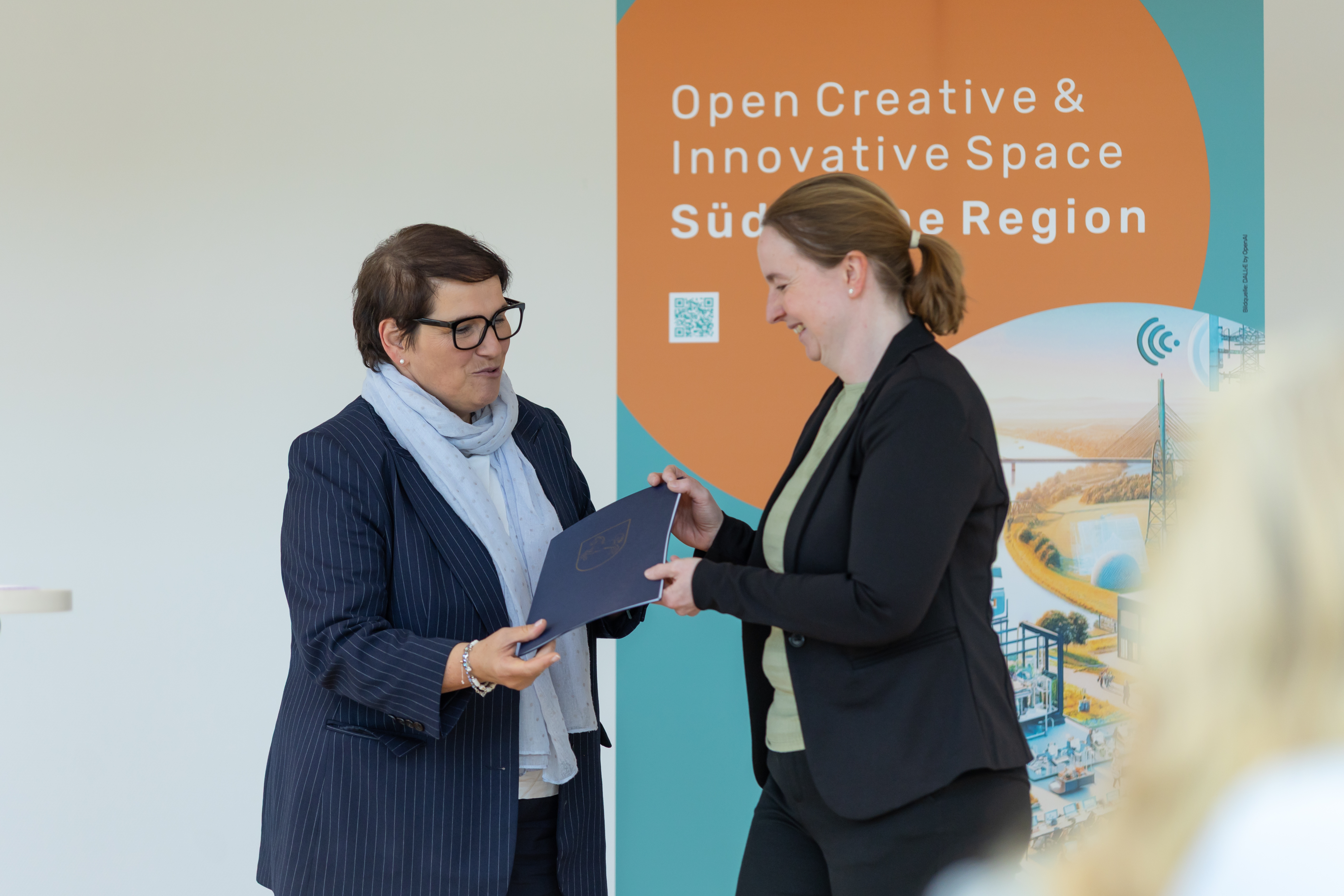 Übergabe Ministerin Melanie Walter und Jenne Wendt | Bild: © Florian Viebrock Übergabe Ministerin Melanie Walter und Jenne Wendt {f:if(condition:'Florian Viebrock',then:' | Bild: © Florian Viebrock',else:'')