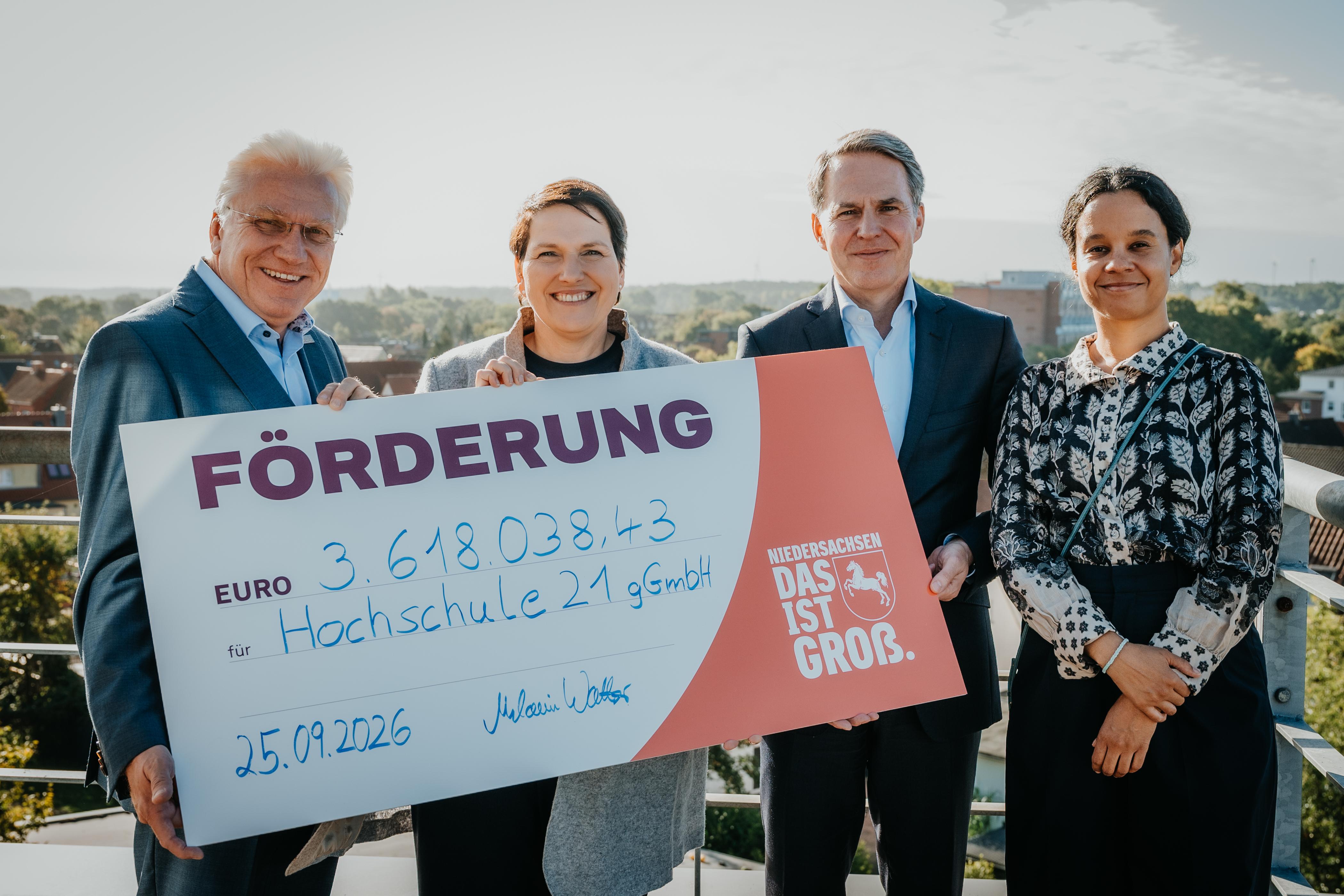 | Bild: © Gina Kühn - Vertelln v.l.n.r.: Prof. Dr.-Ing. Hadrych (Präsident hochschule 21), Melanie Walter (Ministerin für Europa und Regionale Landesentwicklung), Dr. Olaf Krüger (Vorstand Süderelbe AG), Freda Sudhoff (Regionalmanagement Zukunftsregion Süderelbe) {f:if(condition:'Gina Kühn - Vertelln',then:' | Bild: © Gina Kühn - Vertelln',else:'')